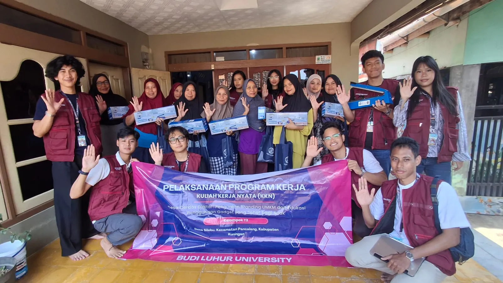 Dokumentasi sesi foto bersama para pelaku UMKM Kerupuk Pareredan di Desa Silebu