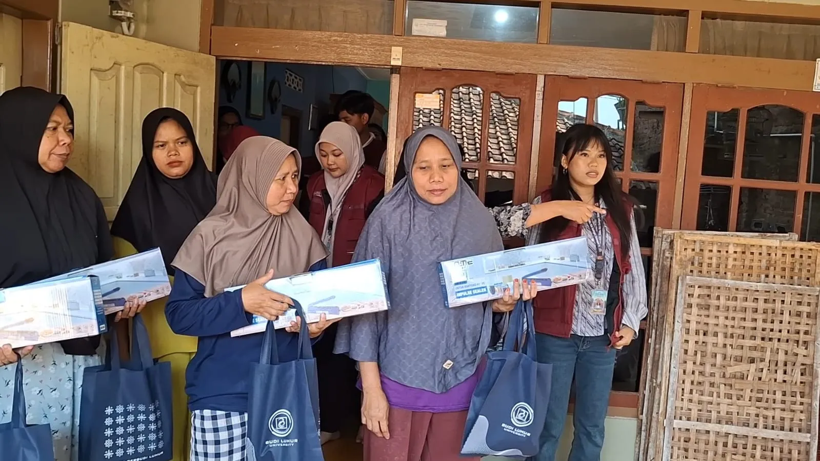 Dokumentasi penyerahan bantuan alat pres plastik (impulse sealer).