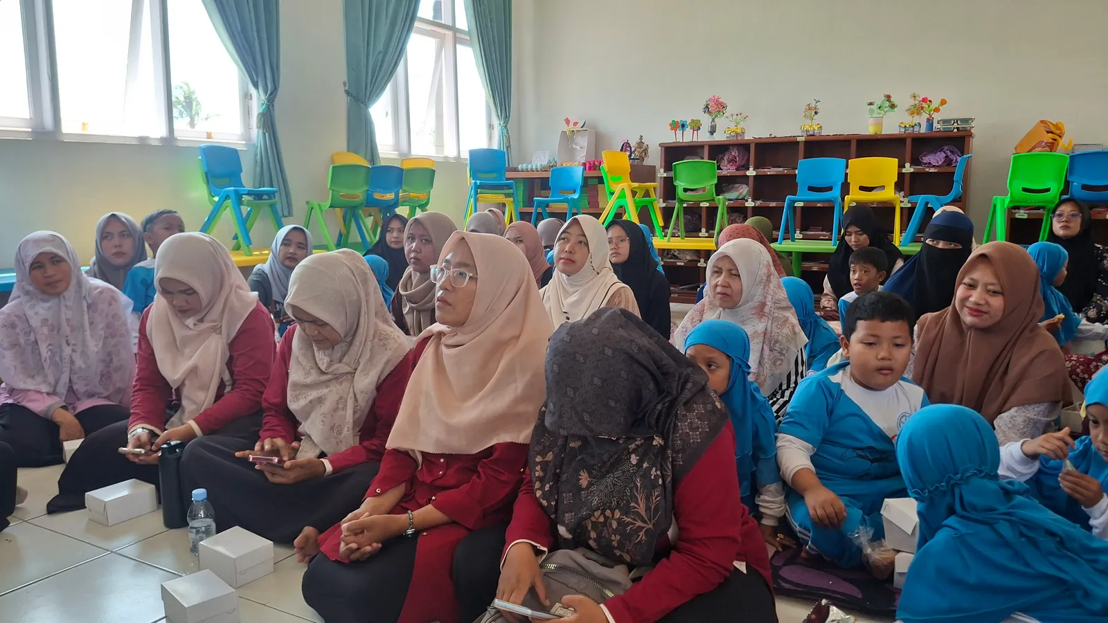 Para murid, orang tua, dan guru TK Negeri At-Taqwa Silebu “Cantik”