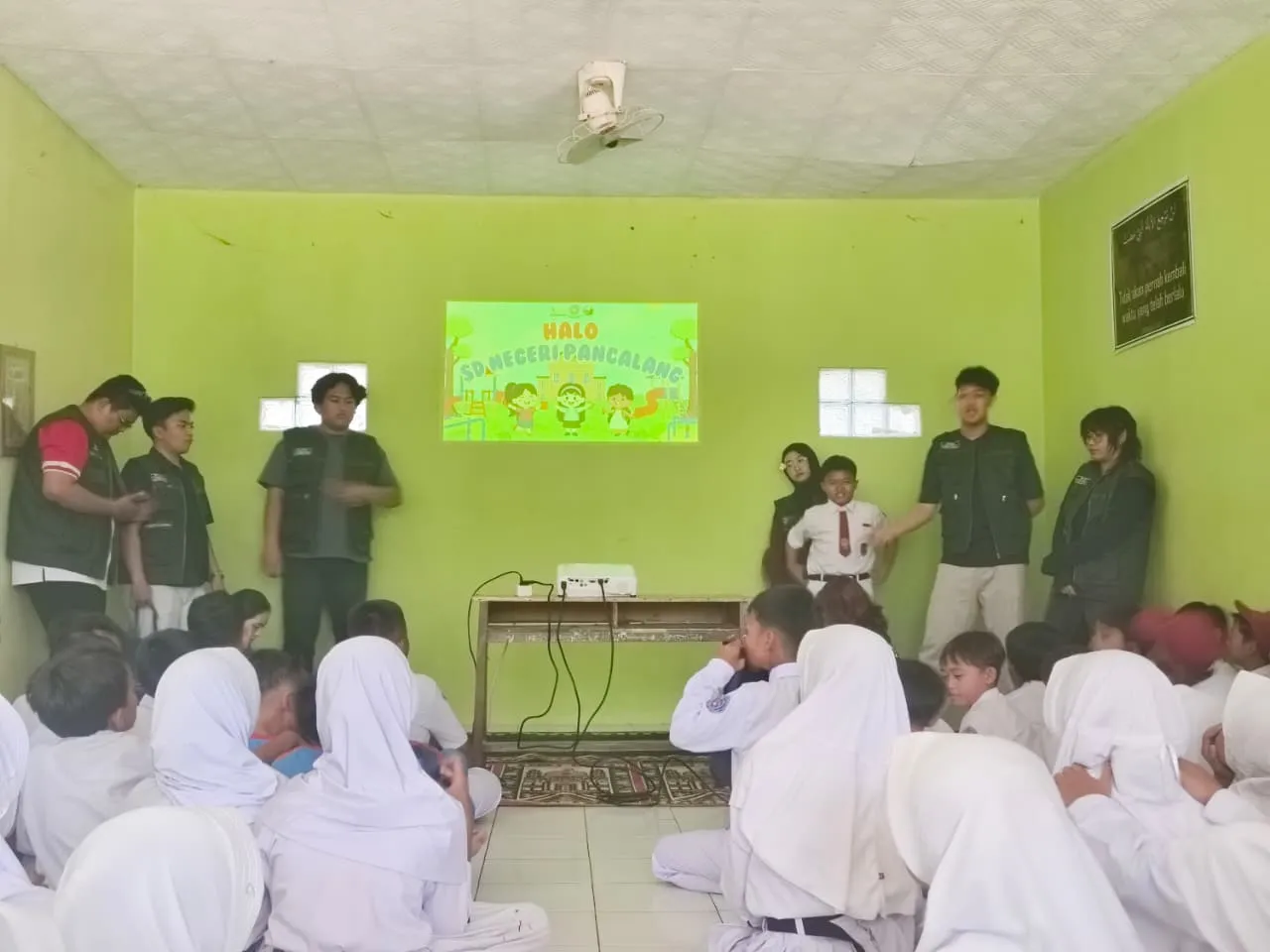 Seorang peserta didik menjawab pertanyaan dalam sesi tanya jawab cyberbullying.