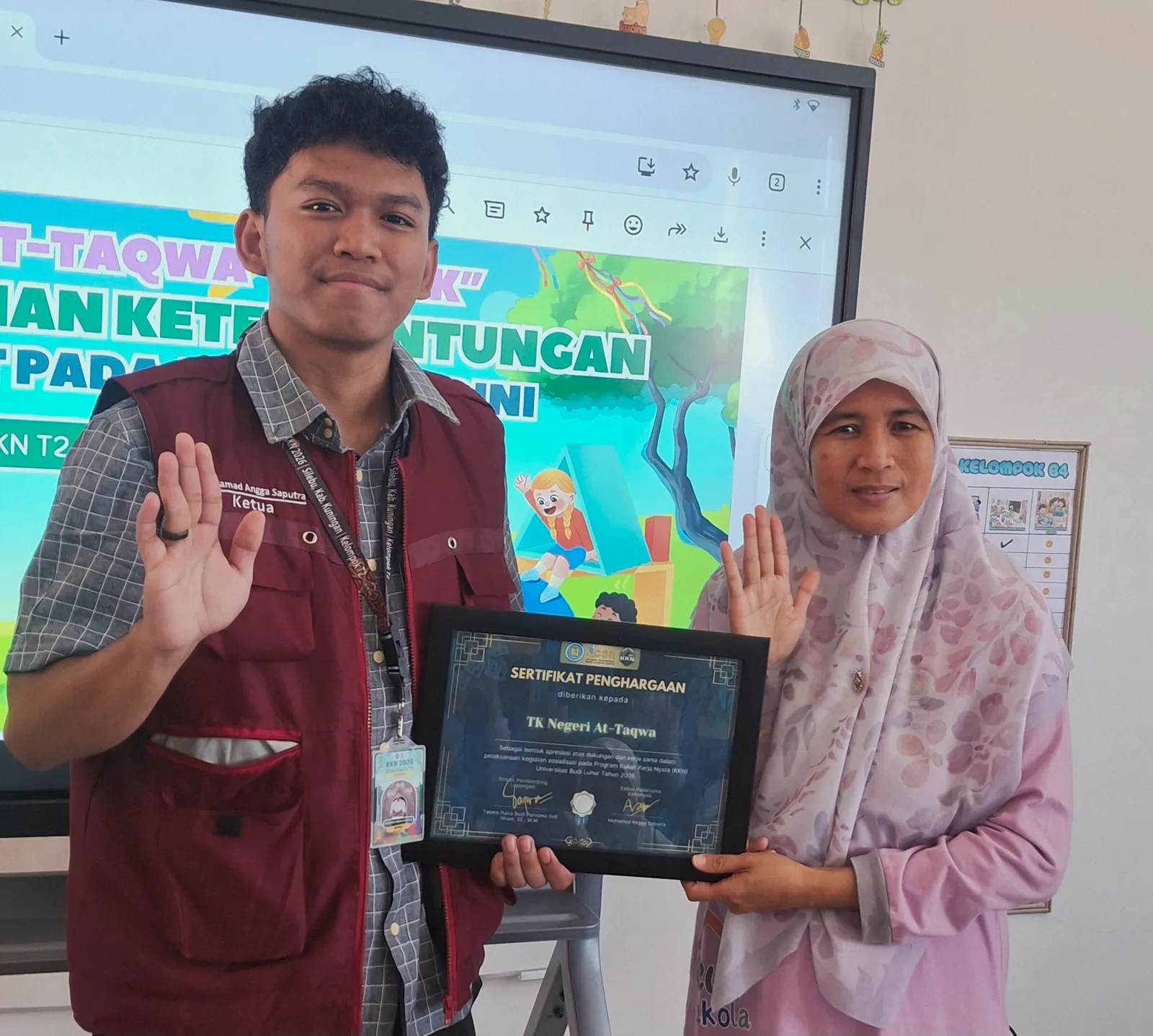 Pemberian cinderamata kepada TK Negeri At-Taqwa Silebu “Cantik"