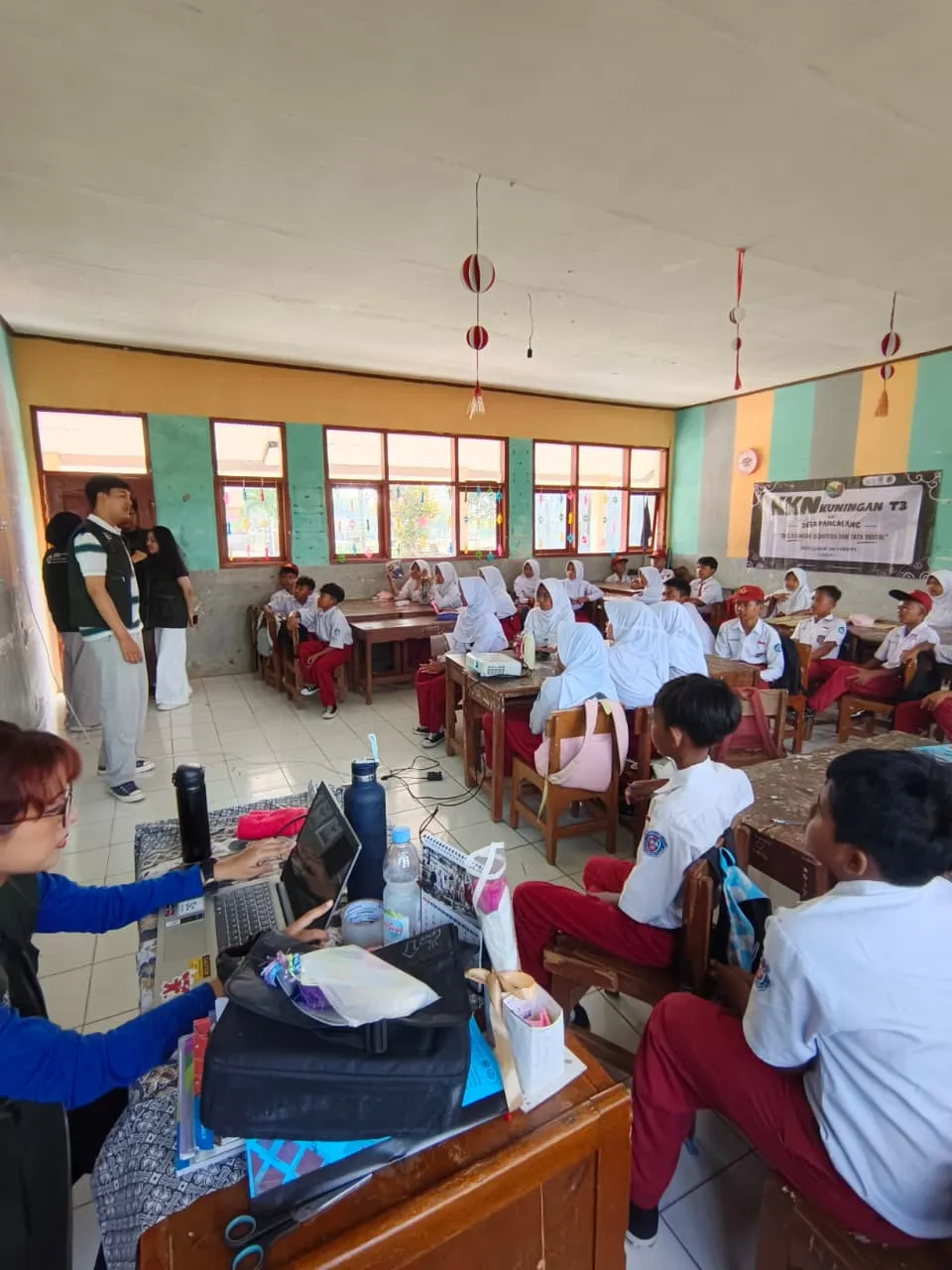 Siswa kelas VI SD Negeri Pancalang duduk bersama saat mengikuti sosialisasi di ruang kelas.