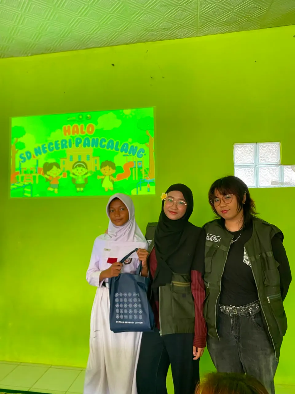 Peserta didik menerima goodie bag sebagai apresiasi setelah sesi tanya jawab.