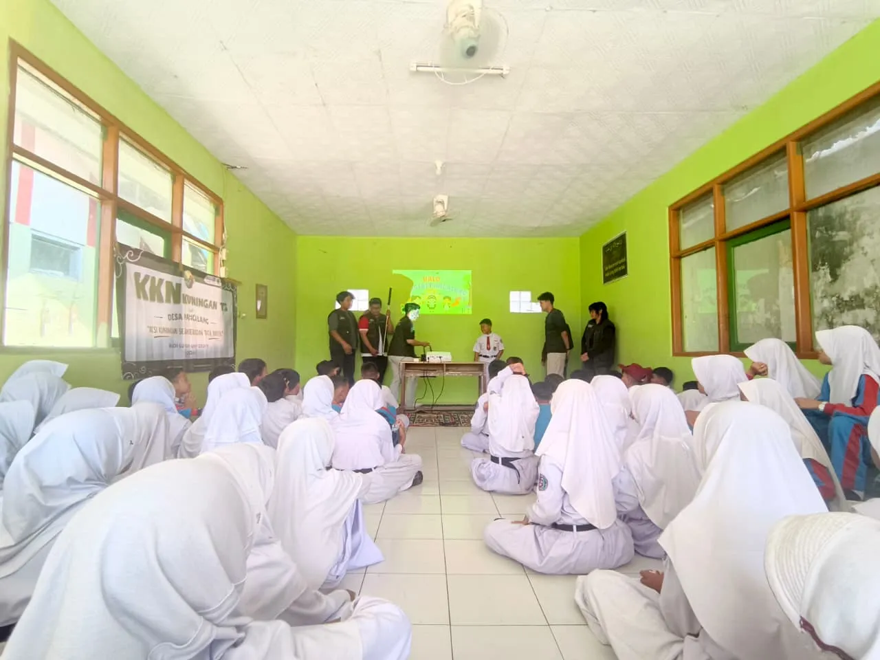 Peserta didik mengikuti sesi evaluasi pemahaman setelah pemaparan materi cyberbullying.