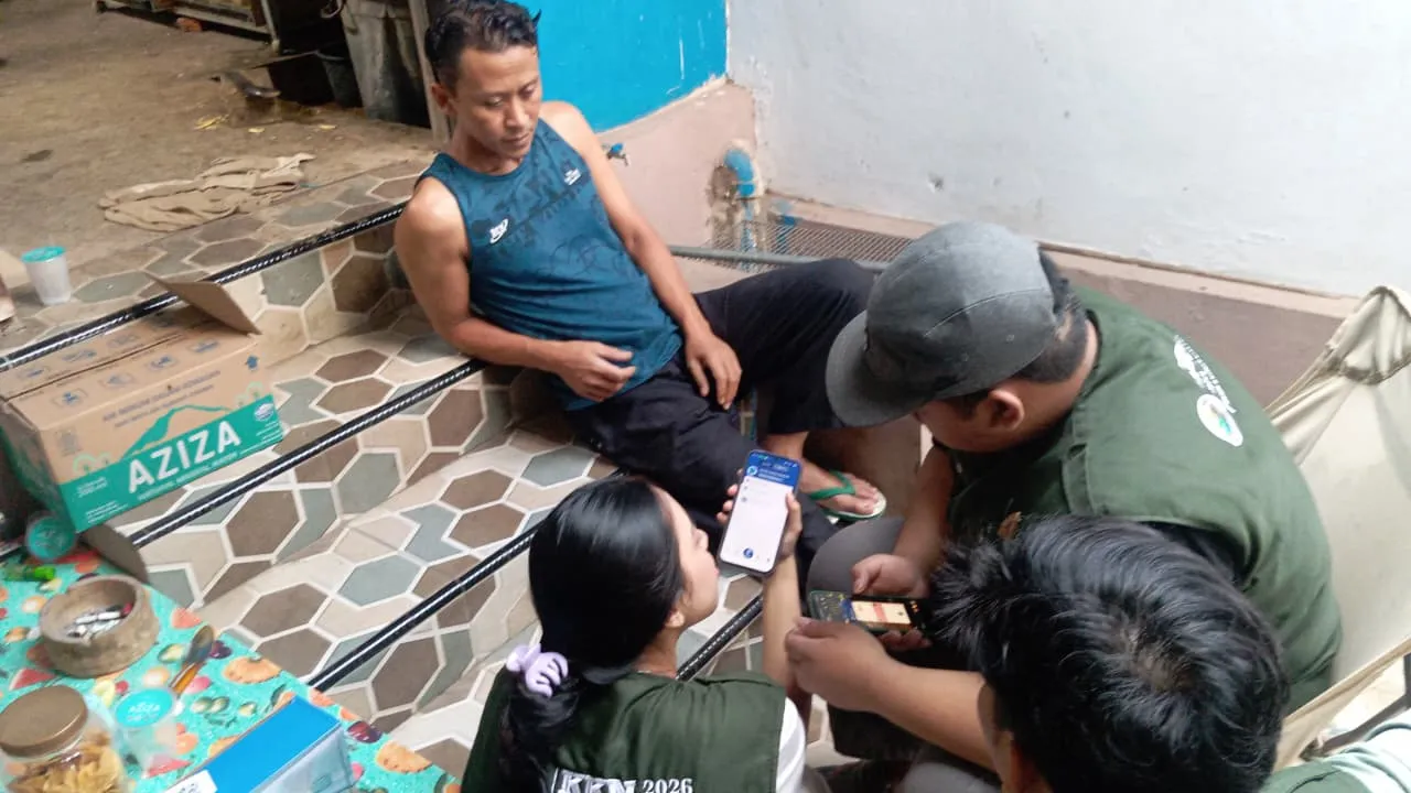 Pelaku UMKM mengikuti pendampingan pembuatan kode QRIS untuk pembayaran digital.