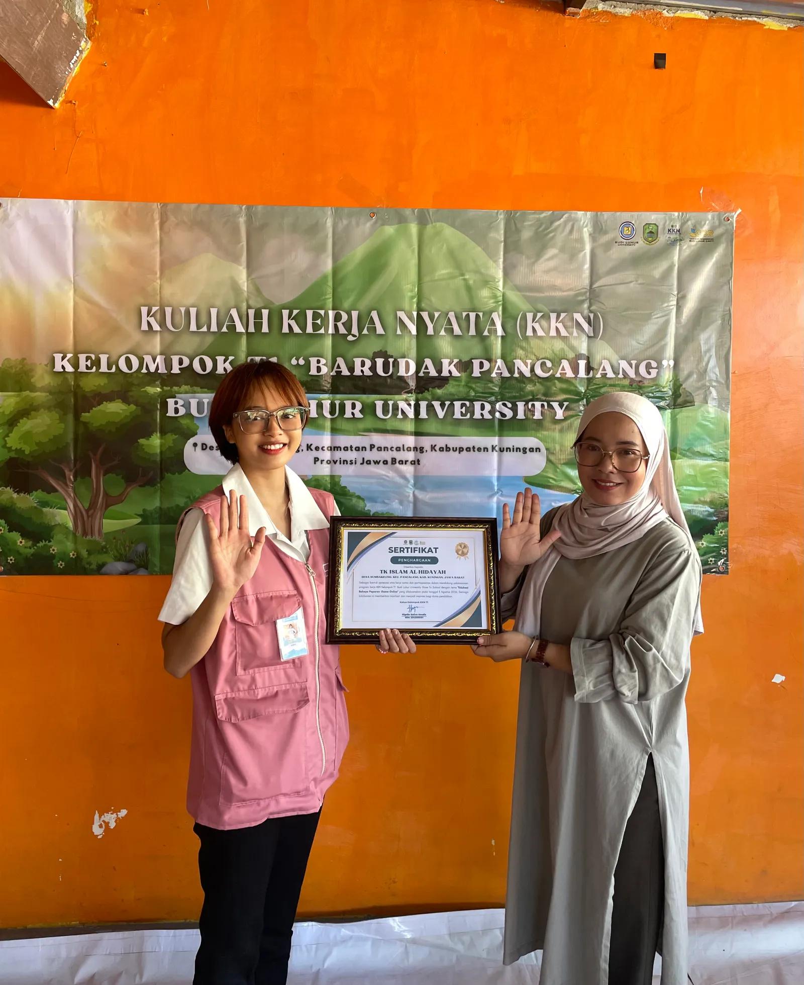 Mahasiswa KKN T1 dan perwakilan TK Al-Hidayah memegang sertifikat penghargaan pada penutupan kegiatan.