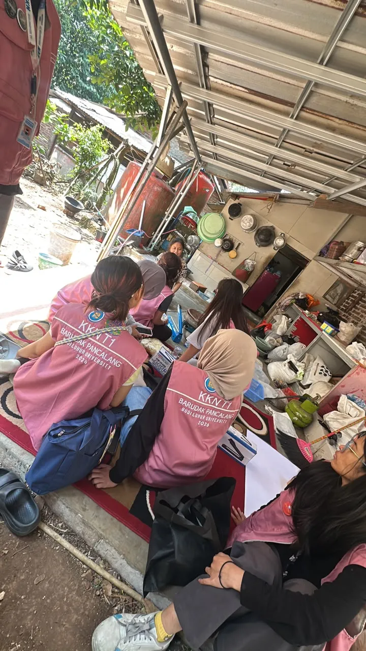 Anggota Tim KKN T1 berkumpul bersama pelaku UMKM di area produksi untuk melakukan pendampingan.