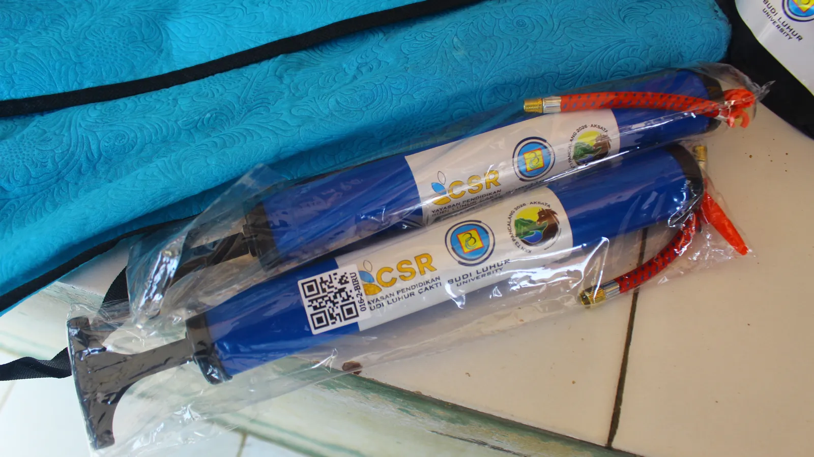 Dua pompa bola berwarna biru masih terbungkus plastik dan berlabel CSR.