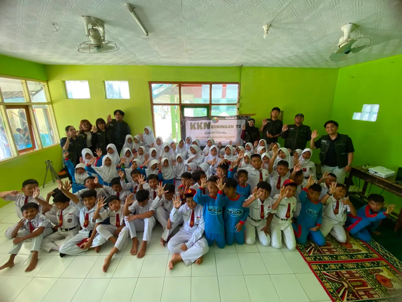 Mahasiswa KKN T3 berfoto bersama peserta didik SD Negeri Pancalang setelah sosialisasi cyberbullying.
