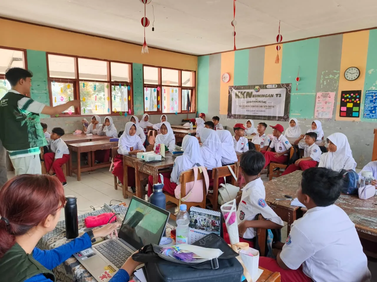 Tim KKN T3 menyampaikan materi cita-cita kepada siswa kelas VI SD Negeri Pancalang di ruang kelas.