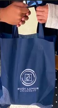 Penyerahan souvenir kepada pelaku UMKM setelah pendampingan pembuatan QRIS.