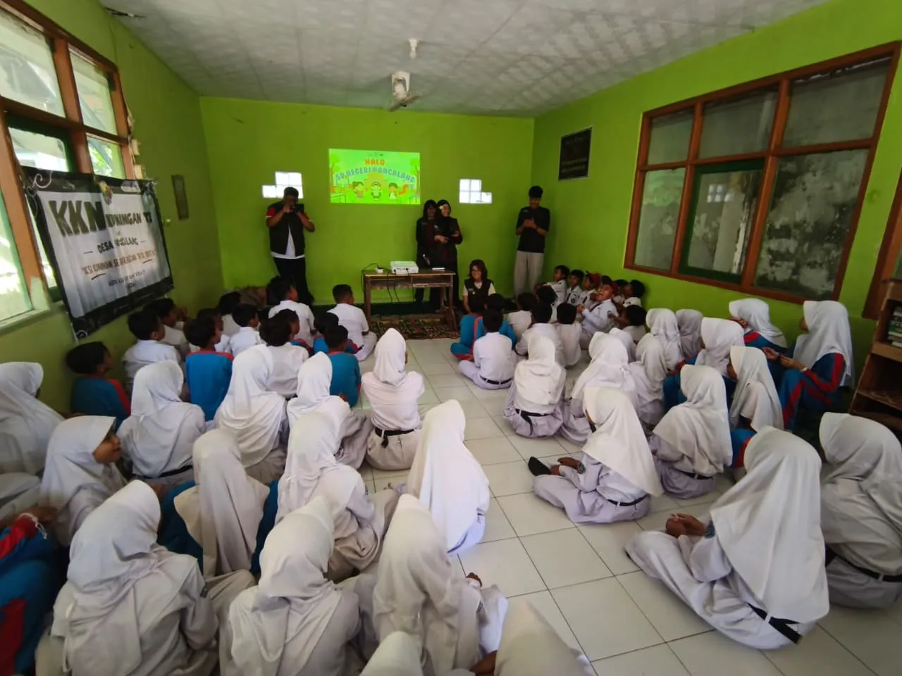 Peserta didik SD Negeri Pancalang mengikuti sosialisasi cyberbullying di ruang kelas.