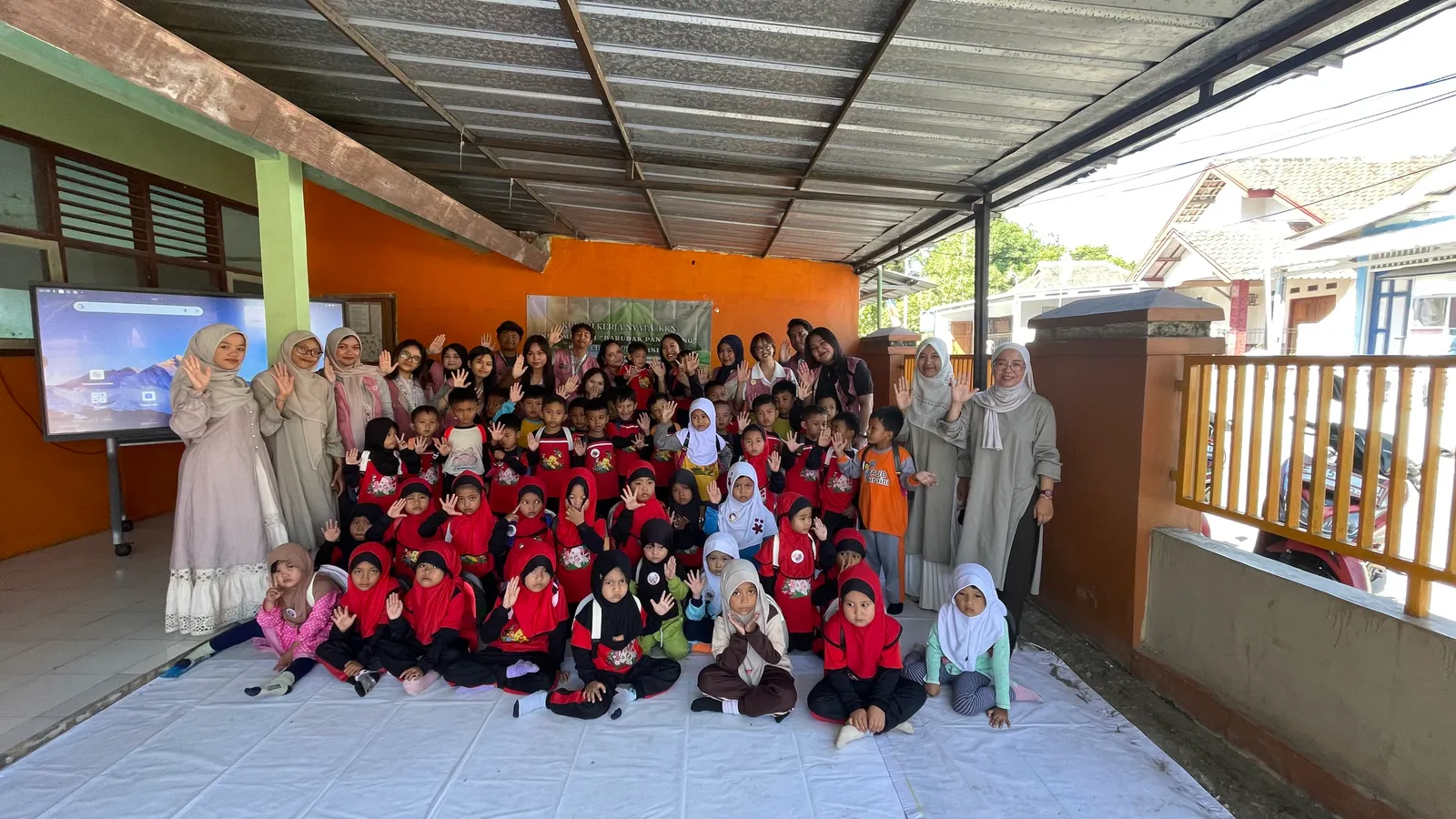 Peserta didik TK Al-Hidayah, guru, dan mahasiswa KKN T1 berfoto bersama setelah kegiatan.