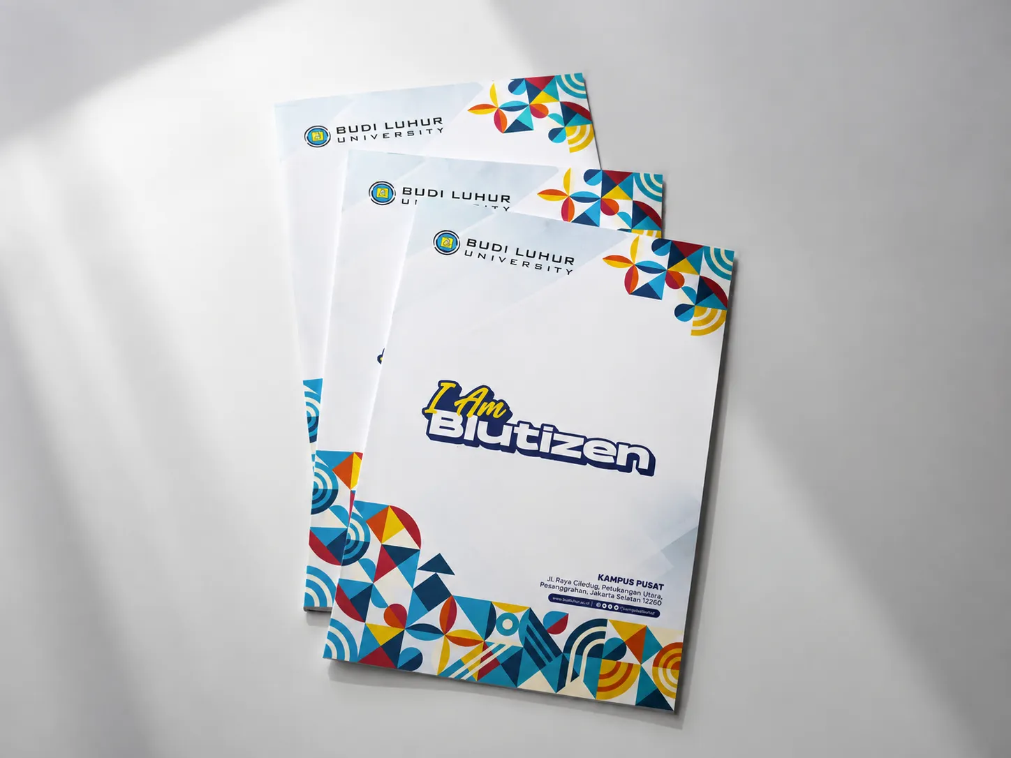 Tiga buku catatan bermotif warna-warni disiapkan sebagai suvenir apresiasi bagi peserta didik.