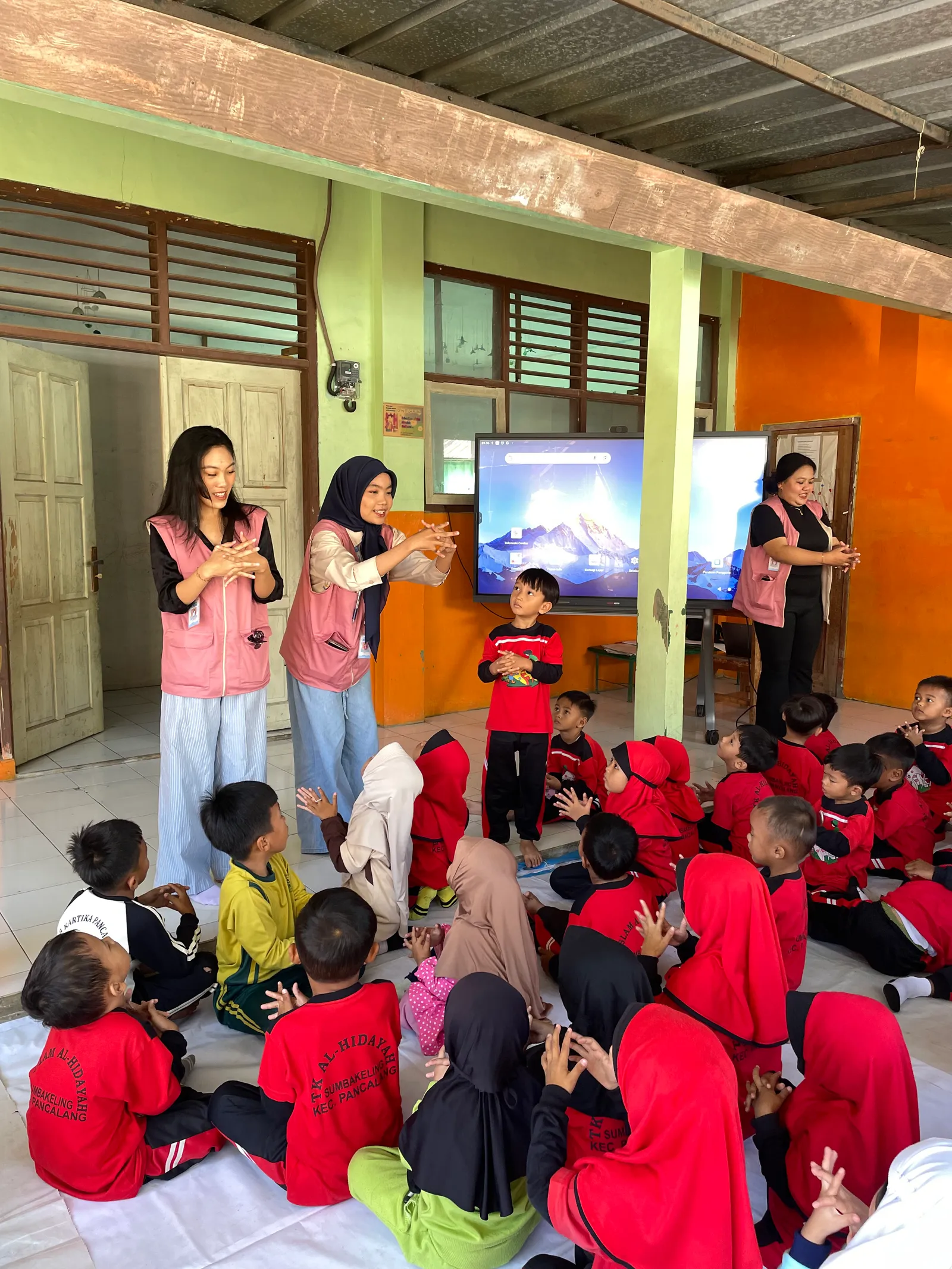 Mahasiswa KKN T1 memandu gerakan lagu cuci tangan bersama peserta didik TK Al-Hidayah.