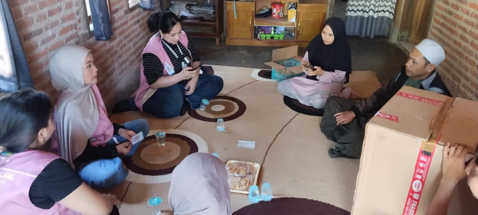 Tim KKN T1 berdiskusi bersama pelaku UMKM di rumah produksi Desa Sumbakeling.