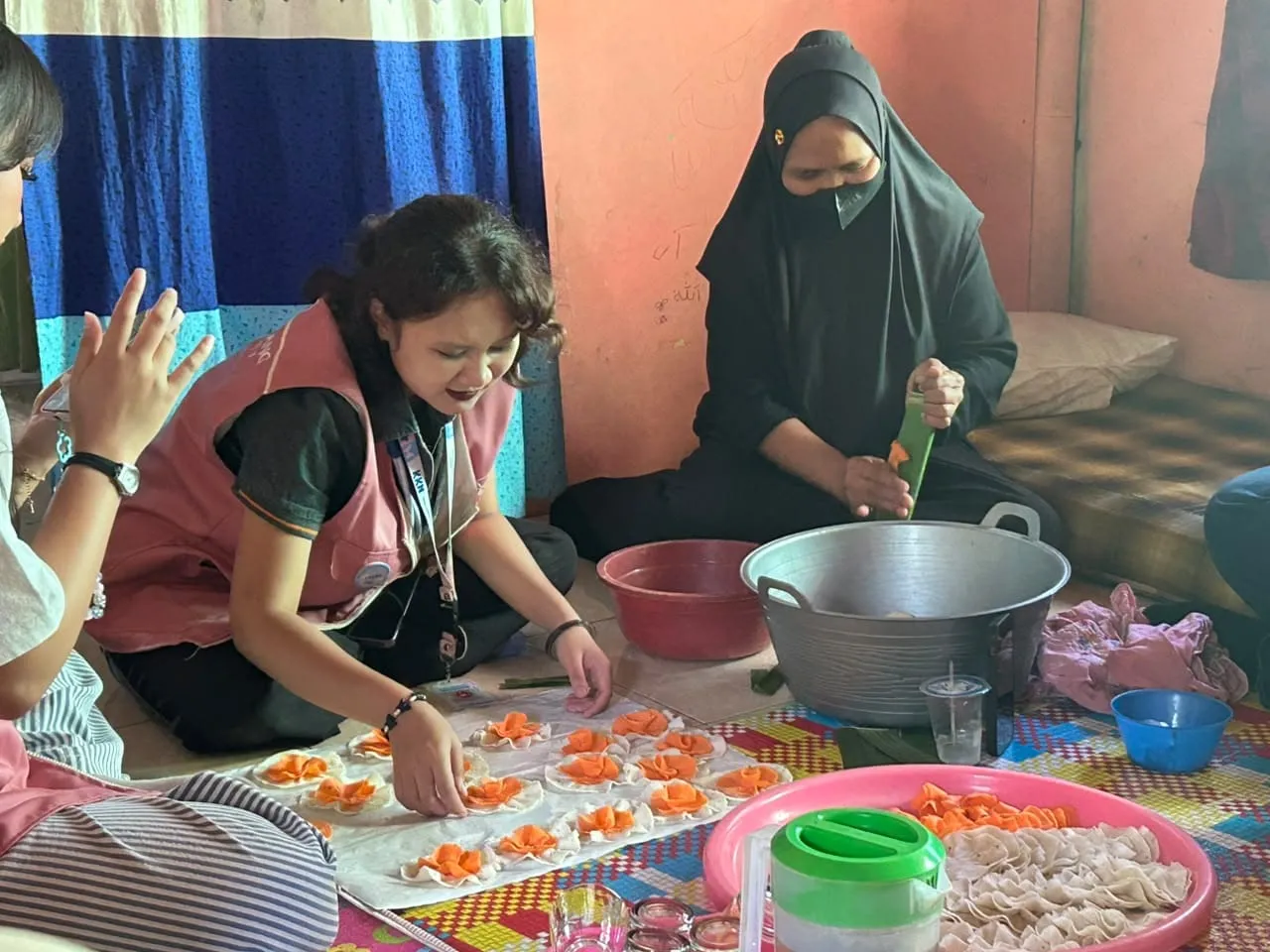 Pelaku UMKM dan anggota Tim KKN T1 menyiapkan produk pangan olahan di area produksi.