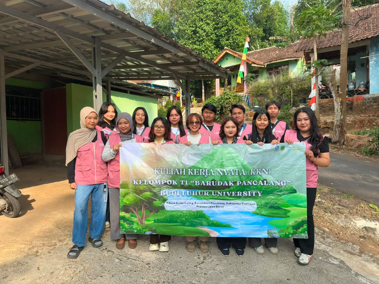 Foto bersama Kelompok T1 di Desa Sumbakeling