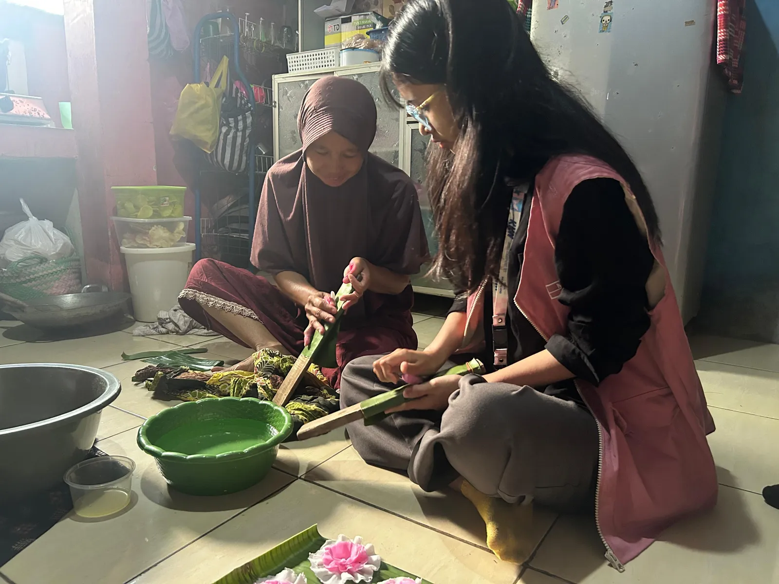 Pelaku UMKM memperlihatkan proses pengolahan bahan pangan kepada anggota Tim KKN T1.