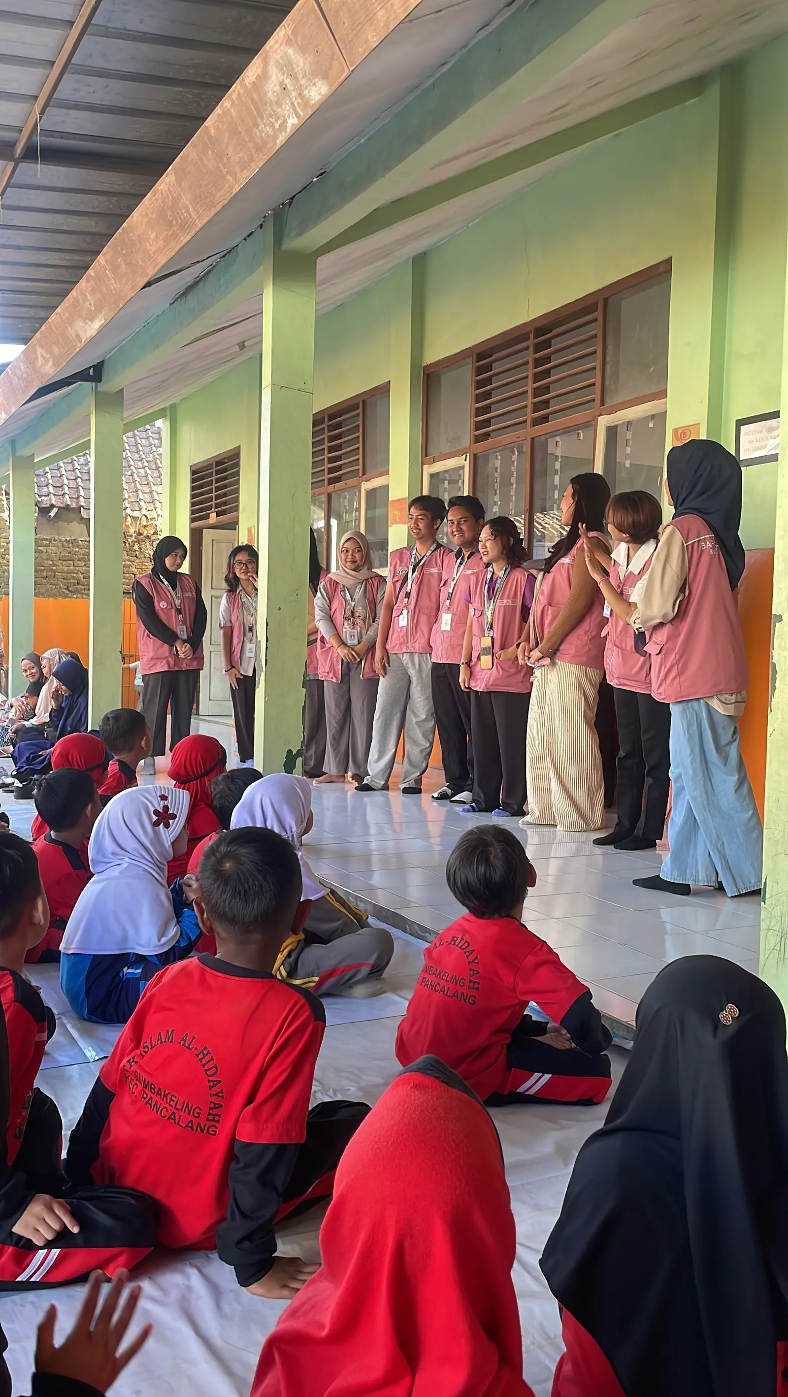 Tim KKN T1 memperkenalkan diri di depan peserta didik TK Al-Hidayah pada pembukaan kegiatan.
