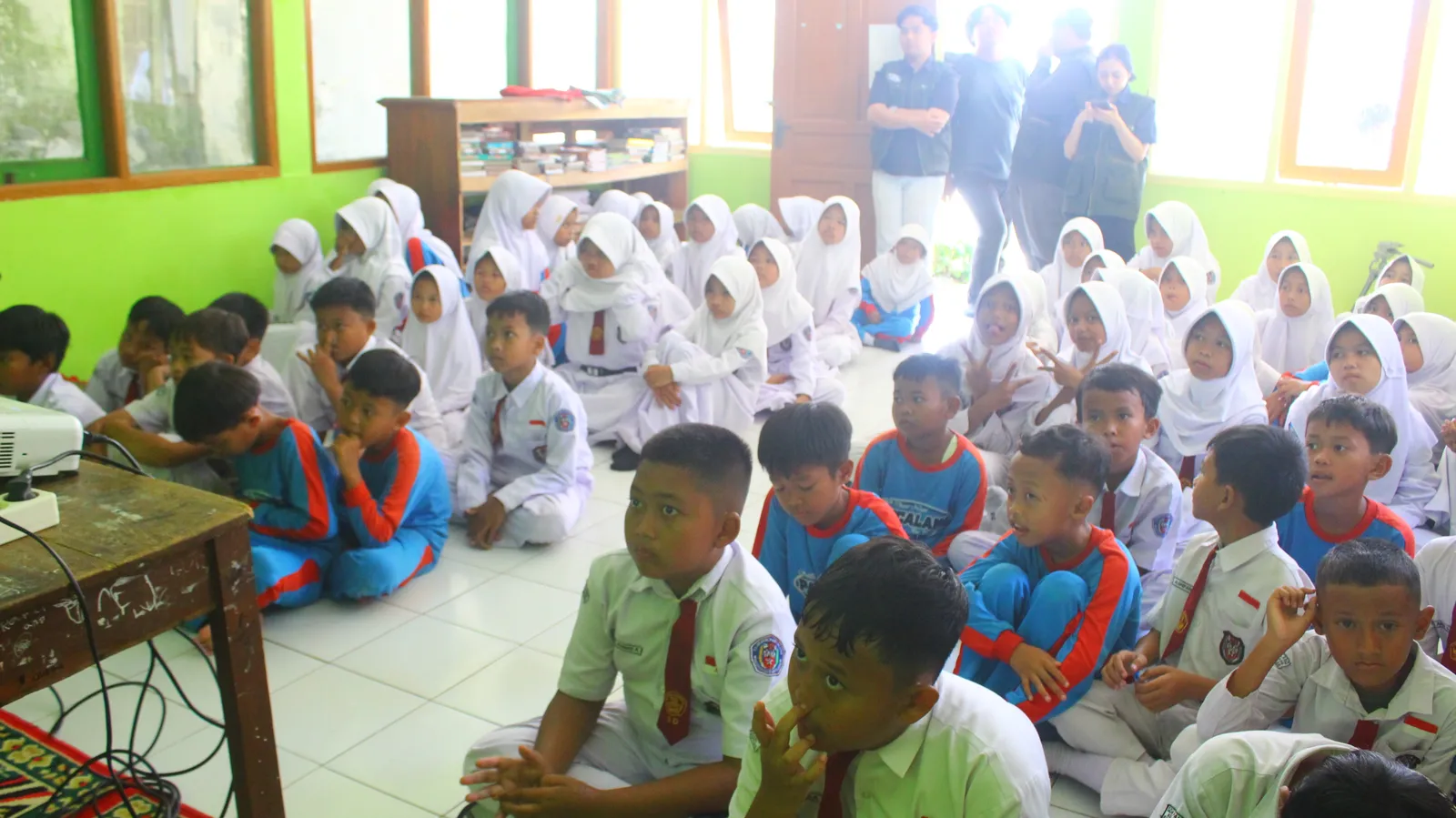 Peserta didik menyimak materi cyberbullying yang ditampilkan melalui proyektor.