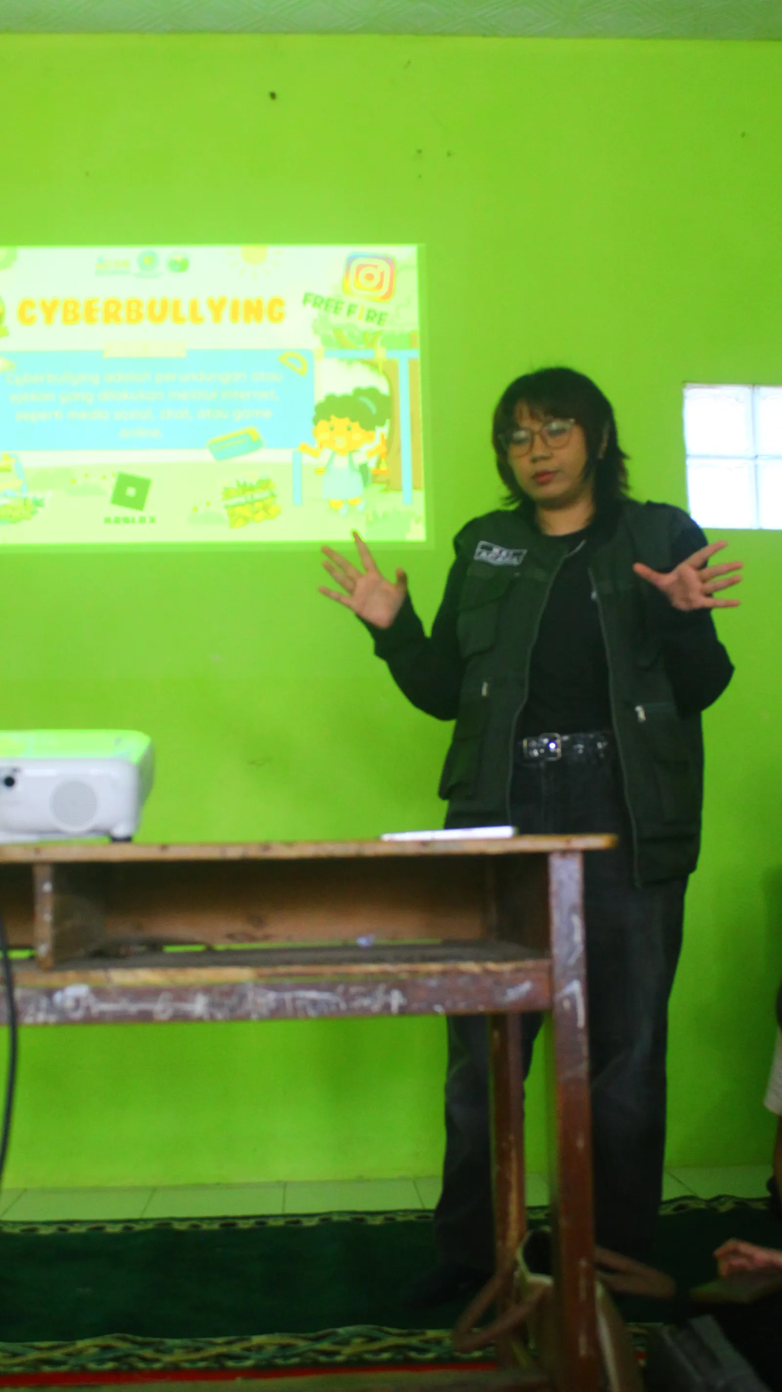 Mahasiswa KKN T3 menjelaskan materi cyberbullying di depan kelas.
