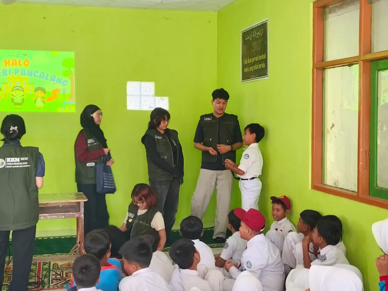 Seorang peserta didik menyampaikan jawaban di hadapan tim KKN T3 dan teman-temannya.