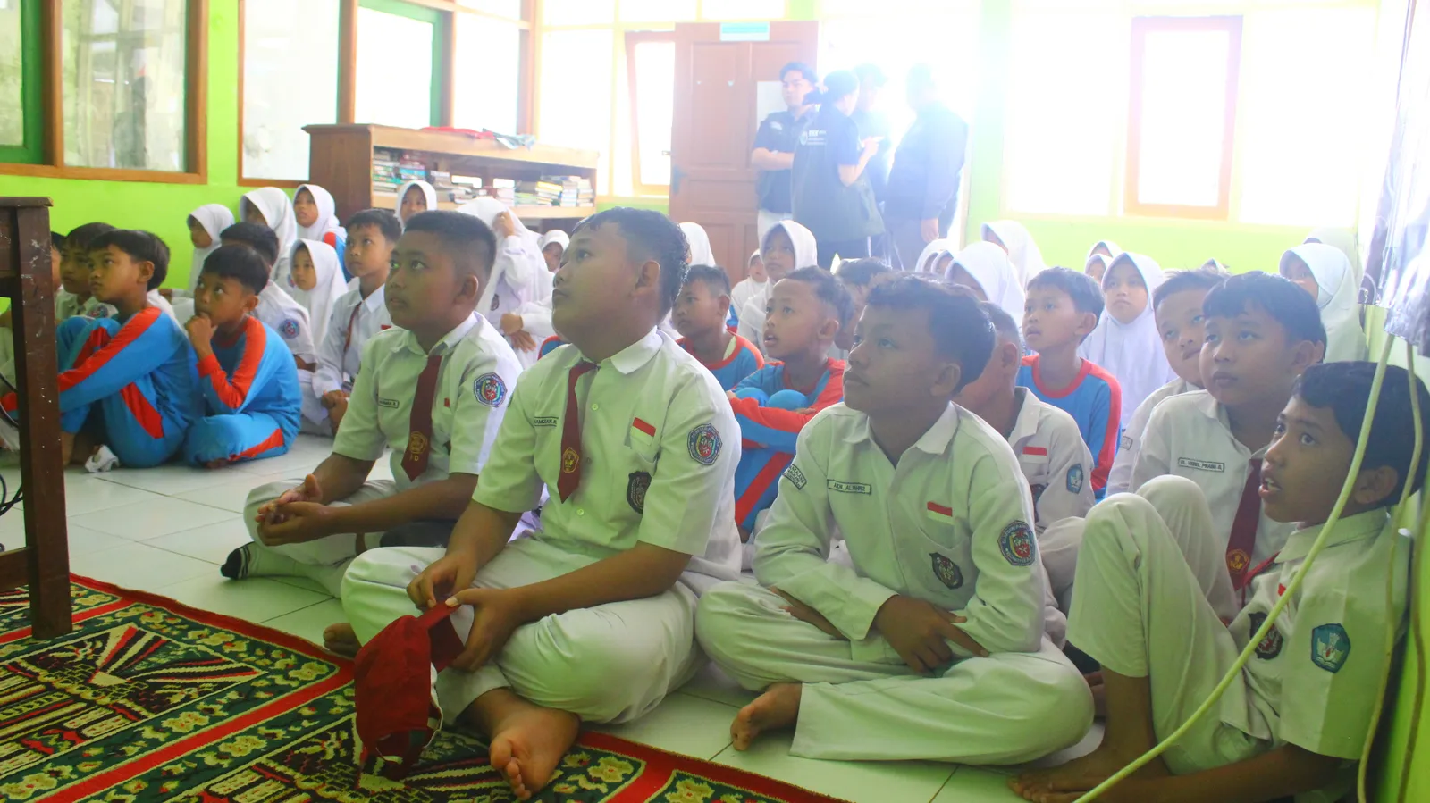 Peserta didik menyimak penjelasan tentang dampak dan etika dalam bermedia digital.