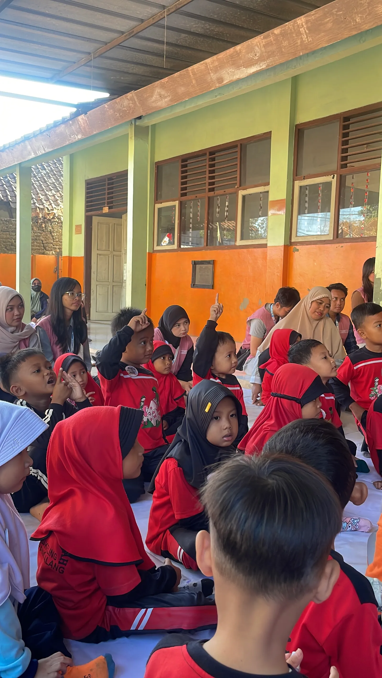 Peserta didik TK Al-Hidayah mengangkat tangan saat evaluasi pemahaman bahaya game online.
