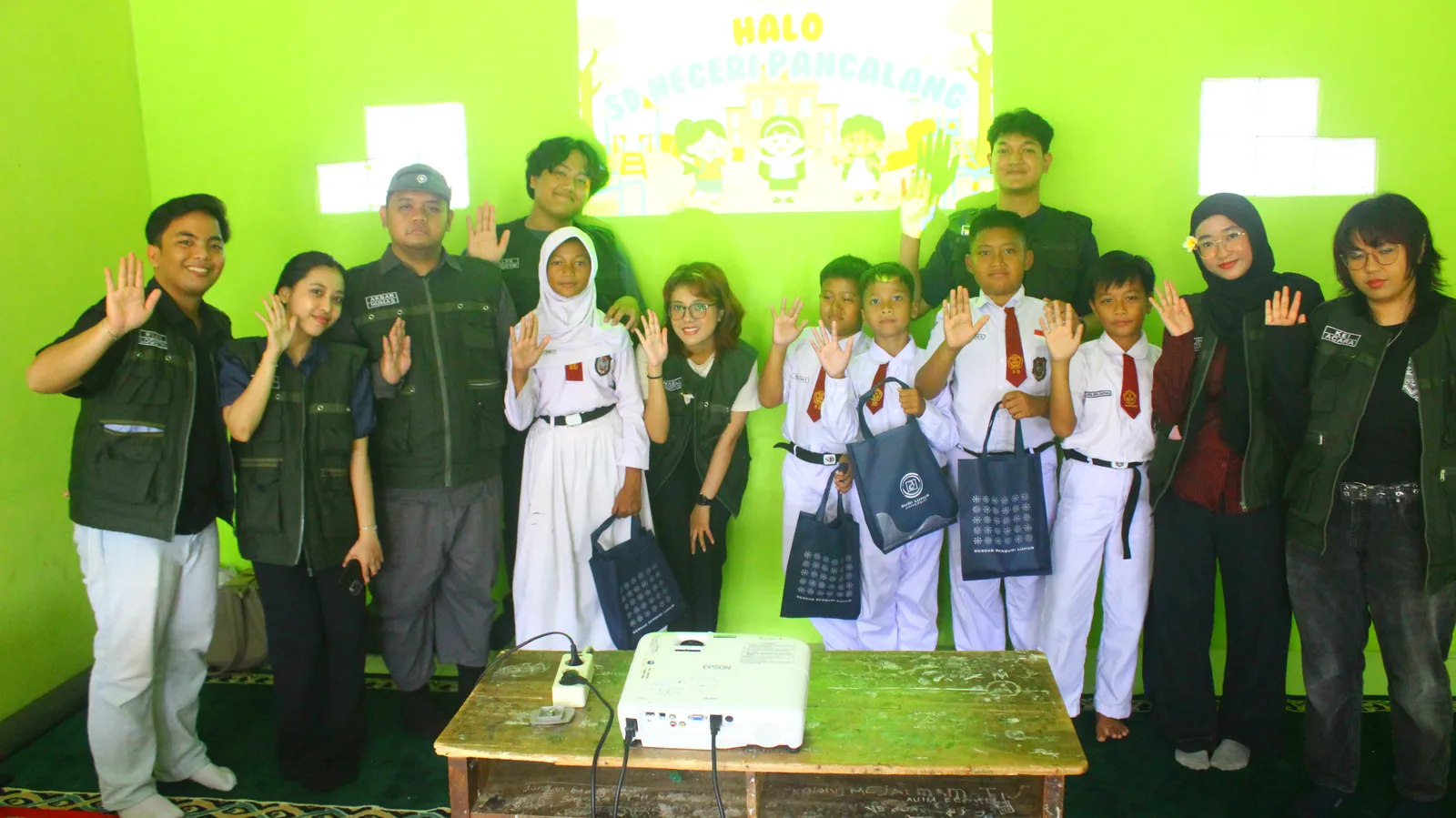 Mahasiswa KKN T3 berfoto bersama peserta didik yang aktif dalam sesi tanya jawab.