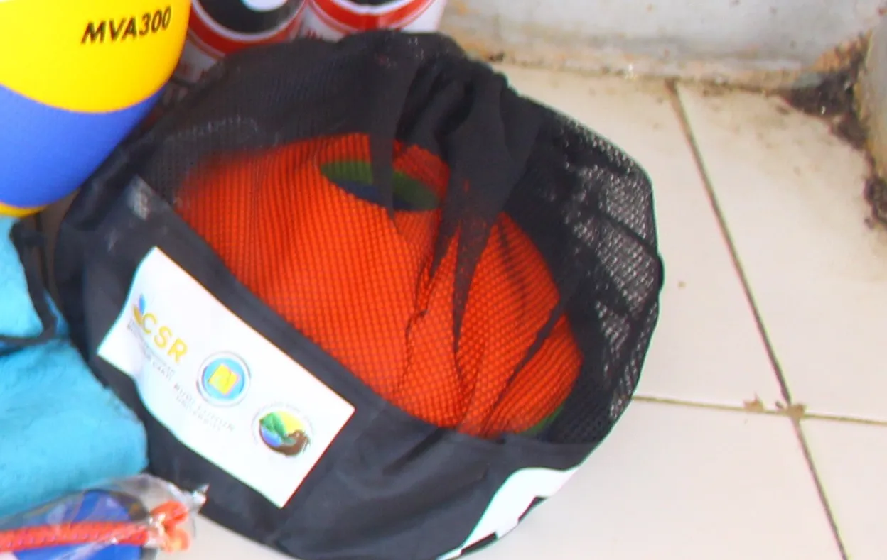 Tas jaring berisi cones latihan berwarna oranye dan berlabel CSR.