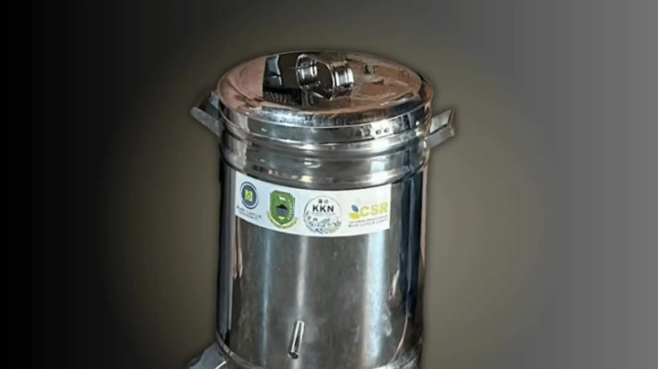 Mesin peniris minyak berbahan logam dengan label dukungan program KKN dan CSR.